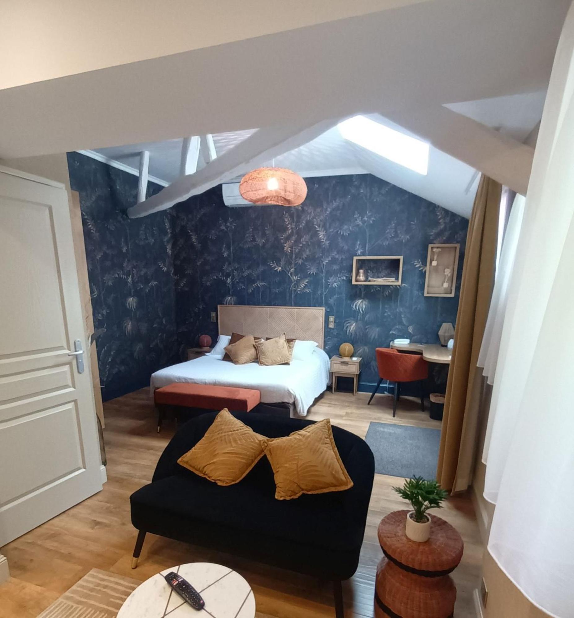 Logis Hotel La Breche - Restaurant Berthelot Амбуаз Экстерьер фото