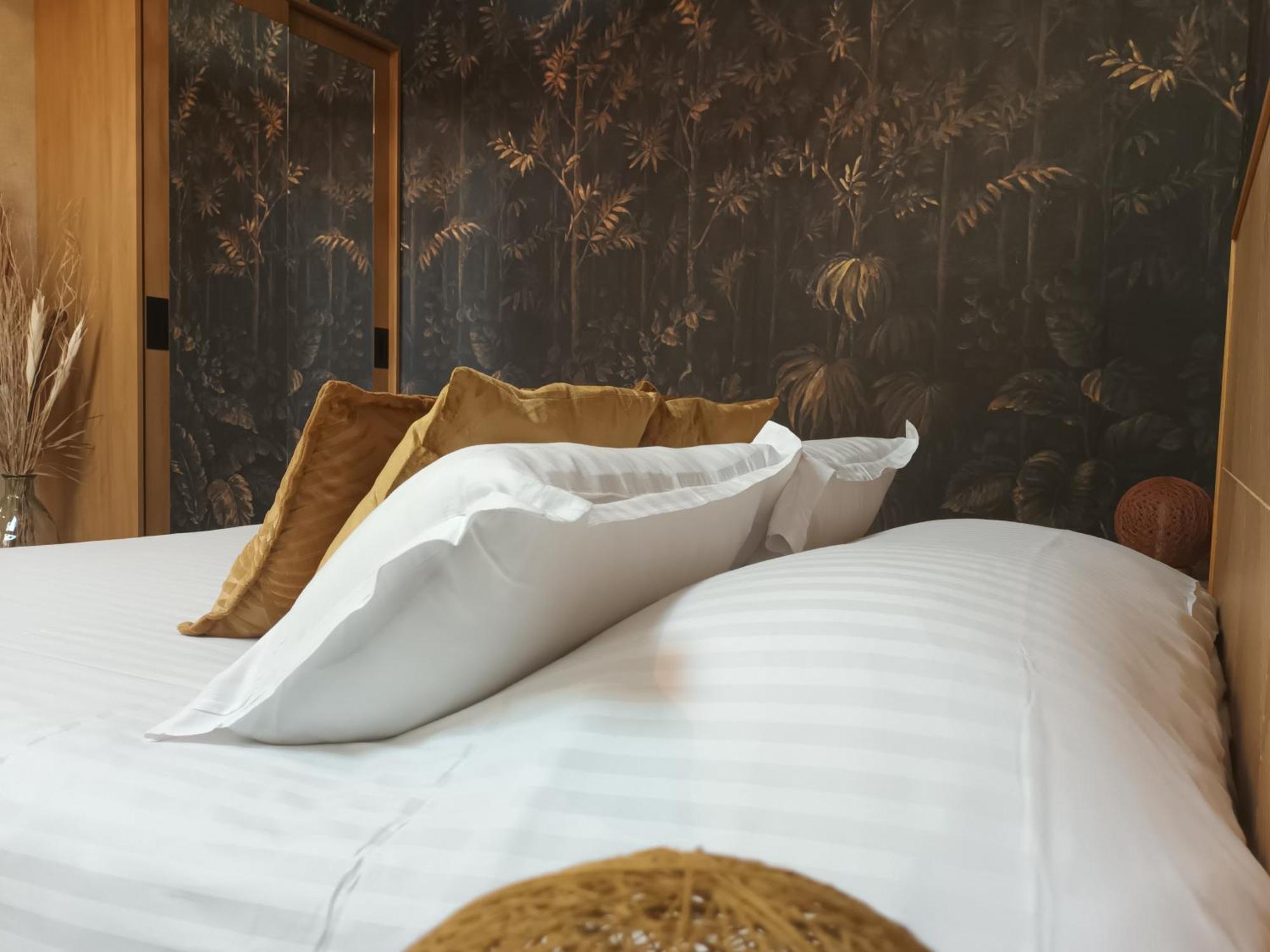 Logis Hotel La Breche - Restaurant Berthelot Амбуаз Экстерьер фото